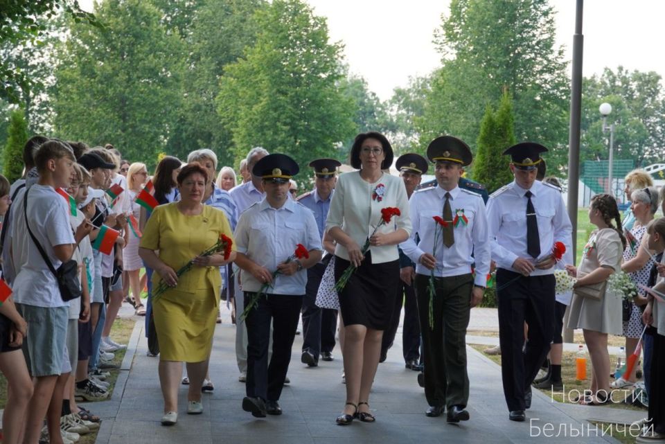 На Аллее Героев и братской могиле в парке культуры и отдыха «Липовая роща» состоялся торжественный митинг